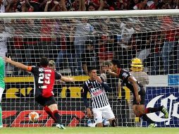 Hugo Rodríguez (d) celebra el gol que anotó en la portería del Monterrey.  /