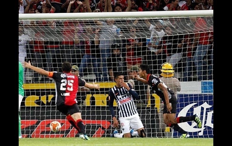 Hugo Rodríguez (d) celebra el gol que anotó en la portería del Monterrey.  /