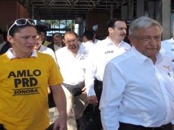 López Obrador estuvo acompañado de la ex velocista Ana Guevara, aspirante al Senado. EL UNIVERSAL  /