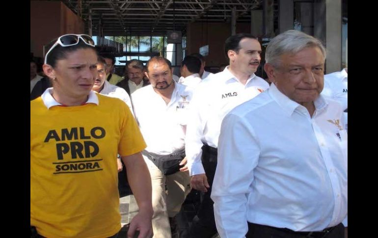 López Obrador estuvo acompañado de la ex velocista Ana Guevara, aspirante al Senado. EL UNIVERSAL  /