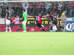 El defensor Hugo Rodríguez, se convirtió en el héroe de la noche al marcar el gol que les dio la salvación.  /