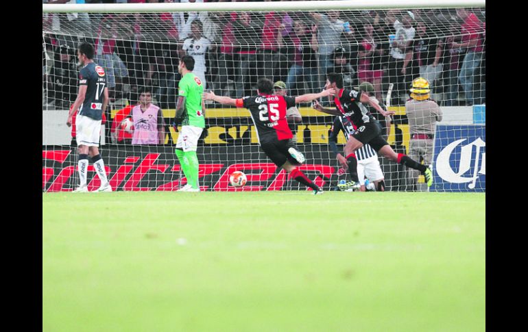 El defensor Hugo Rodríguez, se convirtió en el héroe de la noche al marcar el gol que les dio la salvación.  /