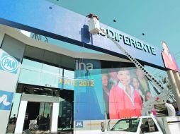 Trabajadores colocan las letras del eslogan de la aspirante presidencial albiazul, Josefina Vázquez Mota, en su casa de campaña.  /