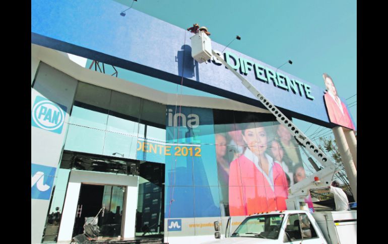 Trabajadores colocan las letras del eslogan de la aspirante presidencial albiazul, Josefina Vázquez Mota, en su casa de campaña.  /