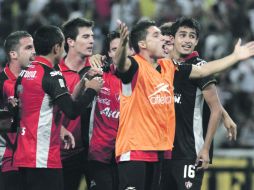 Los futbolistas rojinegros se abrazaron al final del partido, con la felicidad de permanecer en la Primera División ya en la bolsa.  /