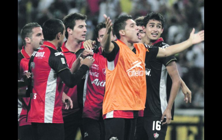 Los futbolistas rojinegros se abrazaron al final del partido, con la felicidad de permanecer en la Primera División ya en la bolsa.  /