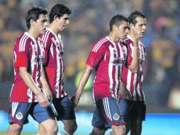 Báez, Magallón,  Araujo y de Luna se retiran de la cancha, desconsolados tras la derrota y la eliminación del Clausura 2012. MEXSPORT  /