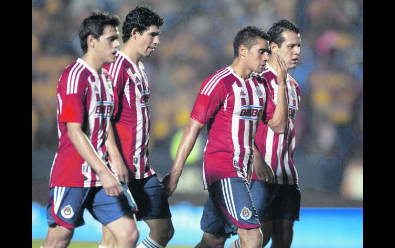 Báez, Magallón,  Araujo y de Luna se retiran de la cancha, desconsolados tras la derrota y la eliminación del Clausura 2012. MEXSPORT  /