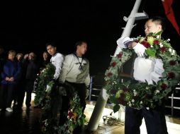 Elementos de la tripulación arrojaron al mar arreglos florales en memoria de las víctimas. REUTERS  /