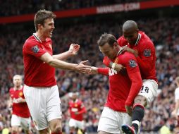 Rooney (c), autor de dos tantos, celebra junto a sus compañeros el gol de penal con el que el United abrió el marcador. AP  /