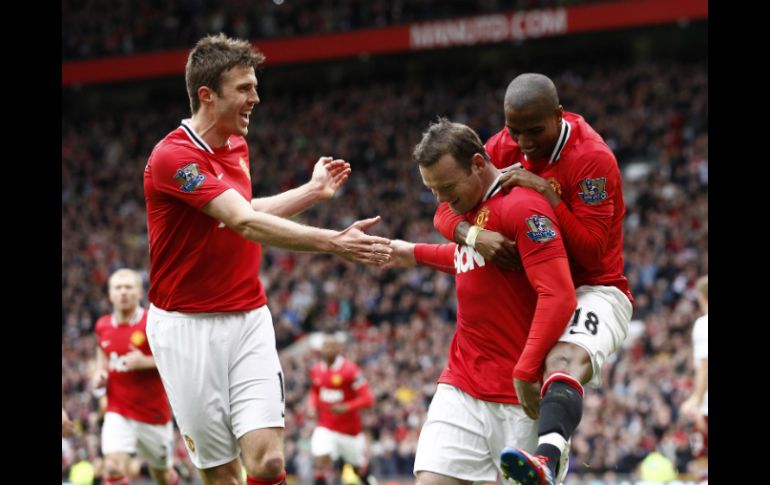 Rooney (c), autor de dos tantos, celebra junto a sus compañeros el gol de penal con el que el United abrió el marcador. AP  /