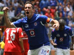 Christian 'Chaco' Giménez celebra con al porra del Cruz Azul el primer gol del partido. MEXSPORT  /