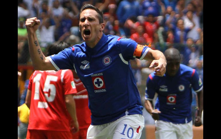 Christian 'Chaco' Giménez celebra con al porra del Cruz Azul el primer gol del partido. MEXSPORT  /