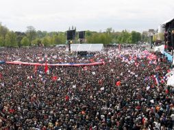 Seguidores del Partido Socialista francés durante el mitín del candidato socialista a la Presidencia de Francia, François Hollande. EFE  /