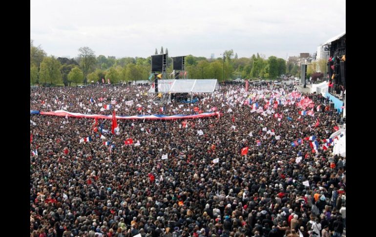 Seguidores del Partido Socialista francés durante el mitín del candidato socialista a la Presidencia de Francia, François Hollande. EFE  /