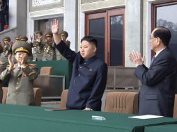 Kim Jong-un saluda a la concurrencia durante el desfile militar. EFE  /