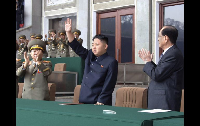 Kim Jong-un saluda a la concurrencia durante el desfile militar. EFE  /