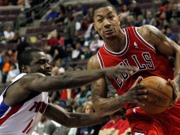 El astro armador, Derrick Rose (d), anotó 24 puntos en el juego contra los Detroit Pistons. AP  /