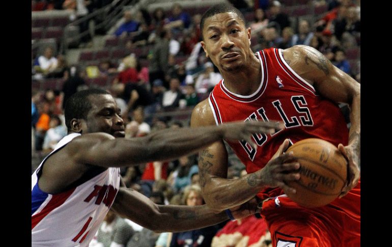 El astro armador, Derrick Rose (d), anotó 24 puntos en el juego contra los Detroit Pistons. AP  /