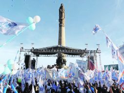 Los simpatizantes de Vázquez Mota la recibieron durante el mitin que celebró en la Glorieta de los Niños Héroes.  /