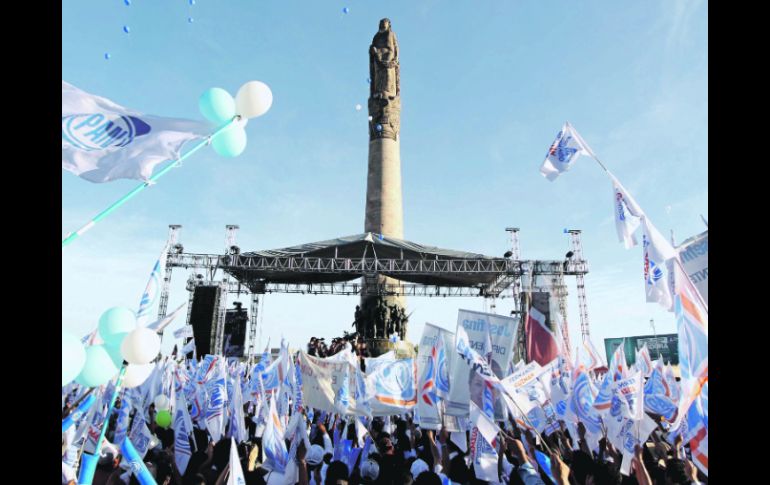 Los simpatizantes de Vázquez Mota la recibieron durante el mitin que celebró en la Glorieta de los Niños Héroes.  /