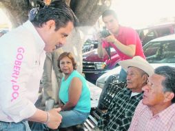 Aristóteles Sandoval platica con algunos ciudadanos en su visita a Atotonilco. ESPECIAL  /