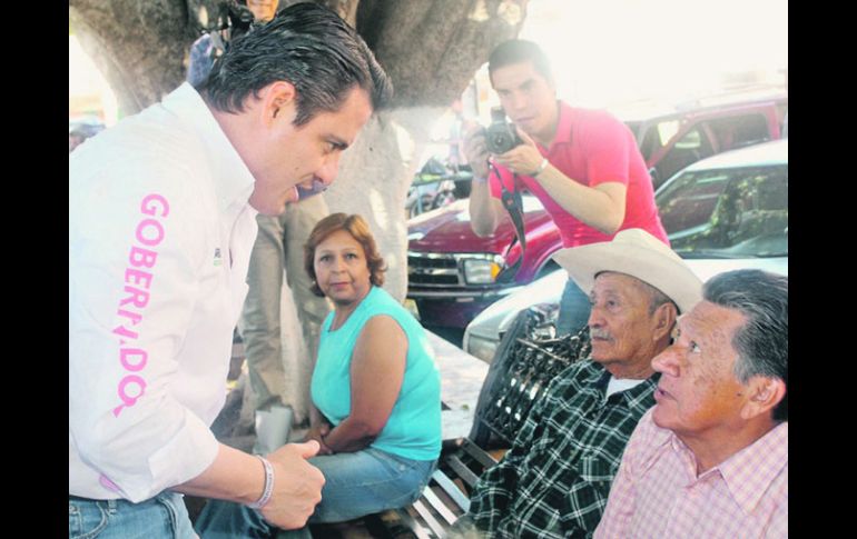 Aristóteles Sandoval platica con algunos ciudadanos en su visita a Atotonilco. ESPECIAL  /