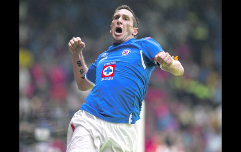 El líder de Cruz Azul, Christian “Chaco” Jiménez, abrió el marcador con un tiro libre. EL UNIVERSAL  /