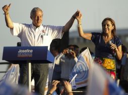 Fernando Guzmán (izq) acompañó a la candidata presidencial Josefina Vázquez Mota (izq) en su mitin realizado el domingo en Guadalajara.  /