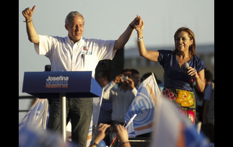 Fernando Guzmán (izq) acompañó a la candidata presidencial Josefina Vázquez Mota (izq) en su mitin realizado el domingo en Guadalajara.  /