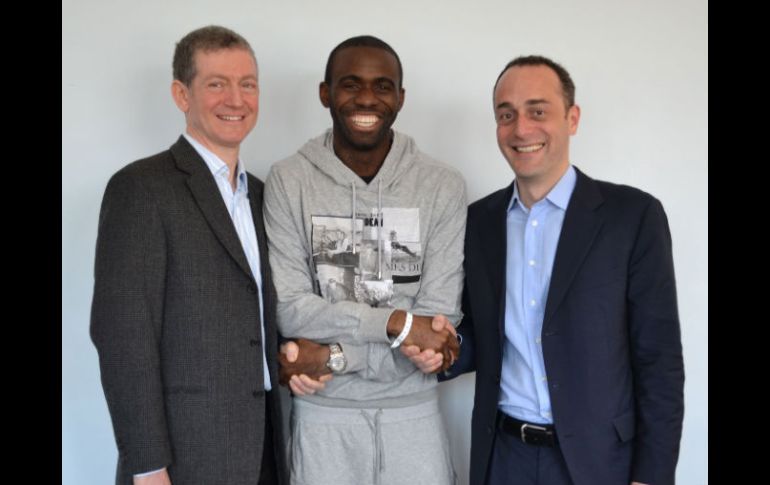 Fabrice Muamba con los doctores Andrew Deaner (D) y Sam Mohiddin (I). AFP  /