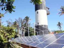 Las plantas solares permiten disminuir el consumo de combustibles fósiles, permitiendo grandes ahorros en los países. ARCHIVO  /