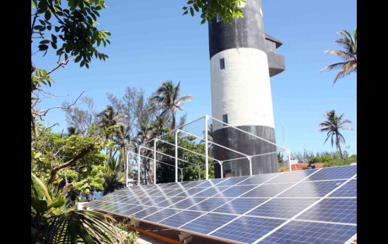 Las plantas solares permiten disminuir el consumo de combustibles fósiles, permitiendo grandes ahorros en los países. ARCHIVO  /