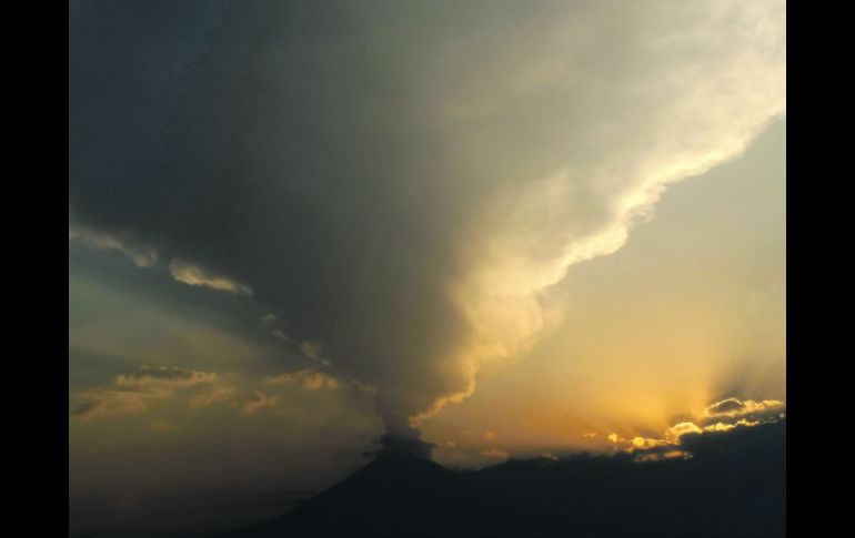 El Popocatépetl se encuentra en los límites territoriales de Morelos, Puebla y el Estado de México. EFE  /