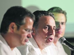 El secretario de Economía, Bruno Ferrari (centro), José Antonio Torre (izquierda), y Francisco de Rosenzweig (derecha). EFE  /