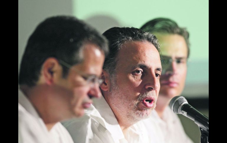 El secretario de Economía, Bruno Ferrari (centro), José Antonio Torre (izquierda), y Francisco de Rosenzweig (derecha). EFE  /