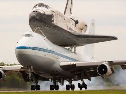 Acoplado a un Boeing 747 modificado, el Discovery aterrizó en el aeropuerto internacional de Dulles. AFP  /