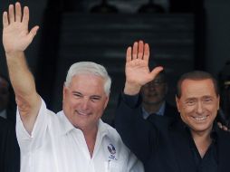 Foto de archivo del primer ministro de Italia Silvio Berlusconi (d) con el presidente de Panamá Ricardo Martinelli. AFP  /