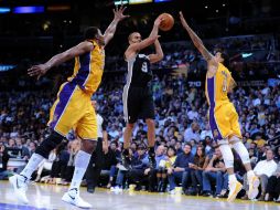 Tony Parker aportó un doble-doble de 29 puntos y 13 asistencias que permitieron a San Antonio ganar por 112-91. AFP  /