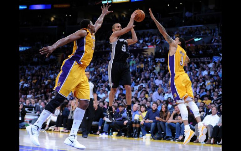 Tony Parker aportó un doble-doble de 29 puntos y 13 asistencias que permitieron a San Antonio ganar por 112-91. AFP  /