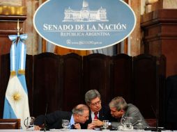 El ex secretarrio de Energía Daniel Montamat (i) y los senadores Marcelo Fuentes (c) and Anibal Fernández. AFP  /