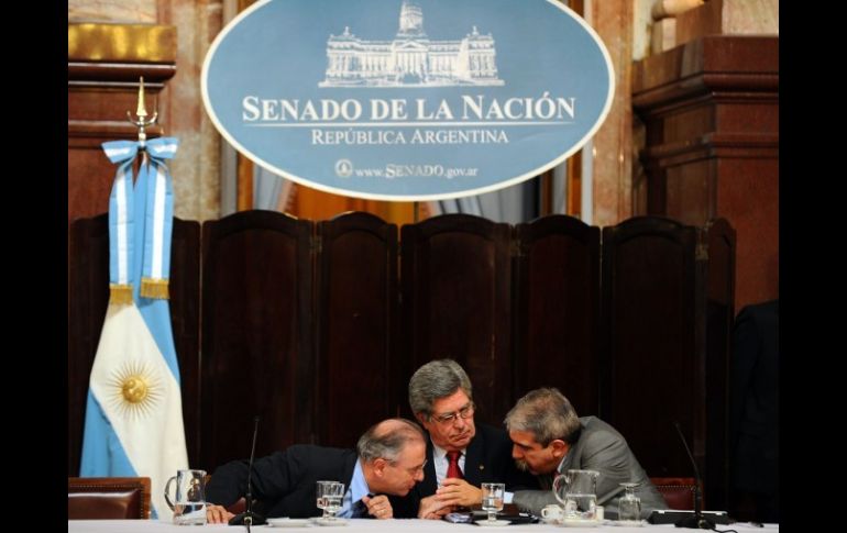 El ex secretarrio de Energía Daniel Montamat (i) y los senadores Marcelo Fuentes (c) and Anibal Fernández. AFP  /