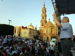 Durante su visita a Tepatitlán, se presentó ante 500 simpatizantes, también recorrió el mercado principal y pegó calcomanías.  /