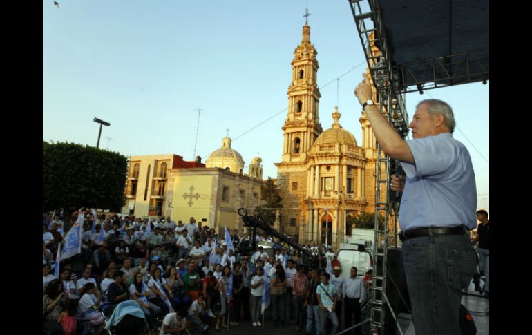 Durante su visita a Tepatitlán, se presentó ante 500 simpatizantes, también recorrió el mercado principal y pegó calcomanías.  /