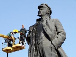 Trabajadores lavan la estauta de Lenin, en la ciudad de Krasnoyark. ARCHIVO  /