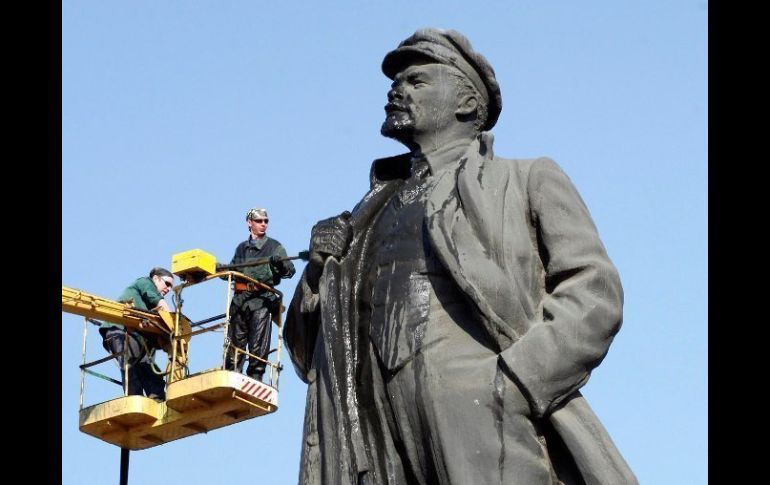 Trabajadores lavan la estauta de Lenin, en la ciudad de Krasnoyark. ARCHIVO  /