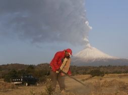 Pese al incremento de la actividad volcánica, los habitantes de zonas aledañas siguen con normalidad su rutina. REUTERS  /