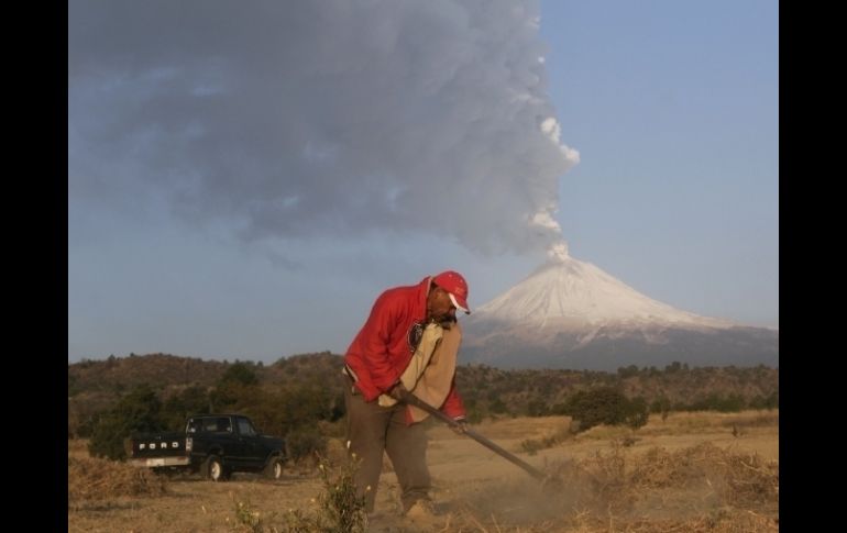 Pese al incremento de la actividad volcánica, los habitantes de zonas aledañas siguen con normalidad su rutina. REUTERS  /