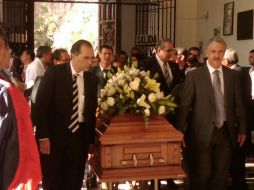 Durante la ceremonia, detrás del féretro se colocó una foto del galeno, en donde aparecía sentado y sonriente.  /