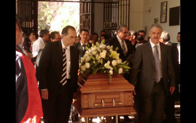 Durante la ceremonia, detrás del féretro se colocó una foto del galeno, en donde aparecía sentado y sonriente.  /